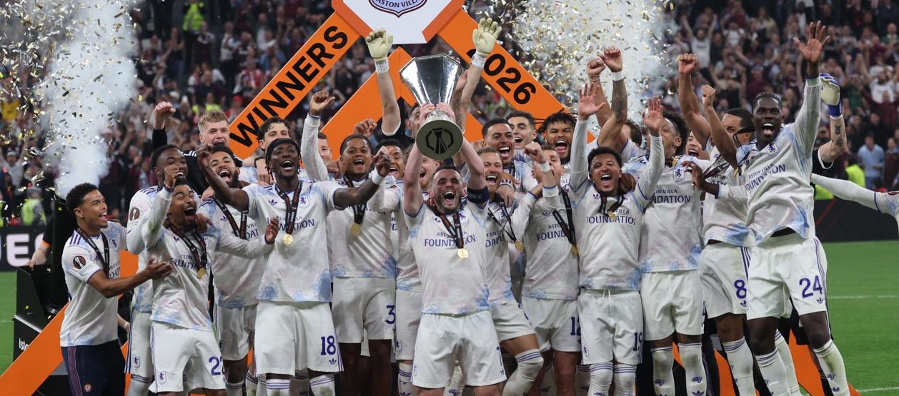 Jugadores del Aston Villa celebran con el trofeo de la Liga Europa. 