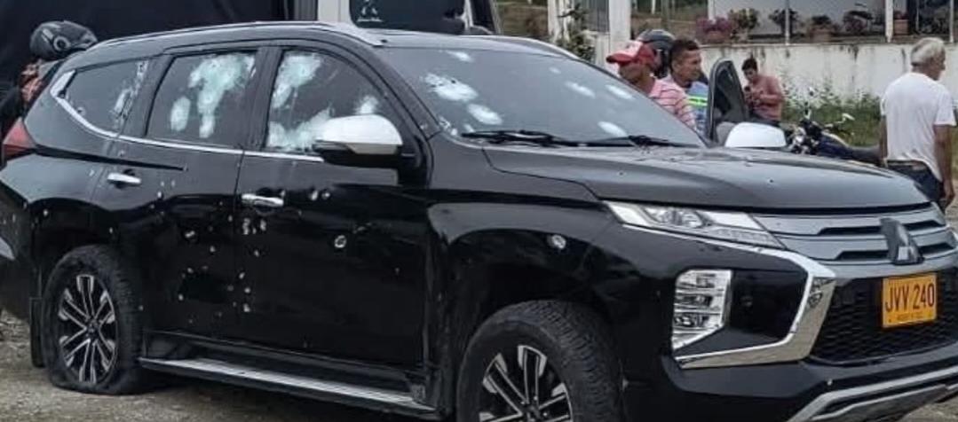 Vehículo donde se transportaban las víctimas fue baleado por miembros del ELN. 