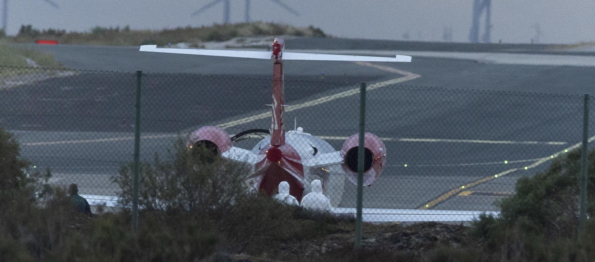 Avión ambulancia que traslada a dos personas contagiadas de hantavirus. 