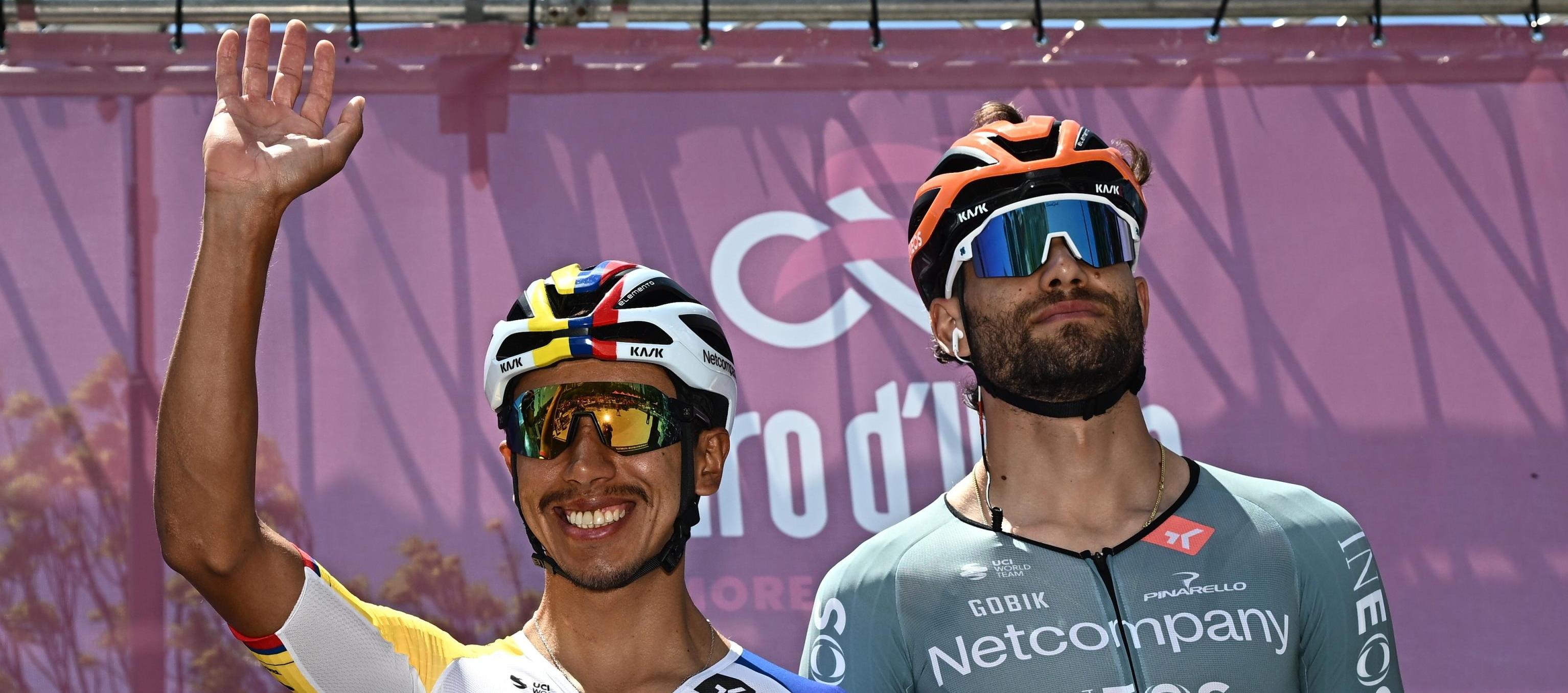 El colombiano Egan Bernal y su compañero de equipo Filippo Ganna.