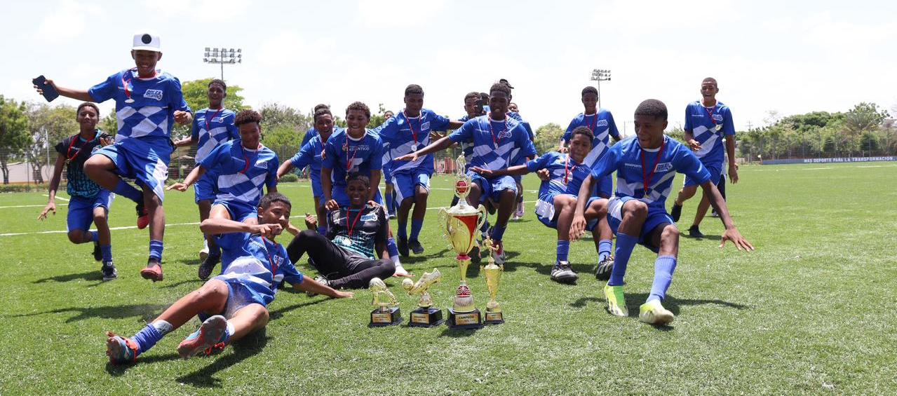 La celebración de los jugadores de Candelaria tras coronarse campeones.
