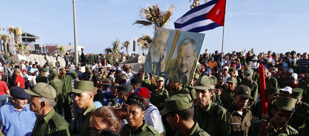 Grupo de manifestantes que se dio cita en las afueras de la embajada de EE.UU. en La Habana.