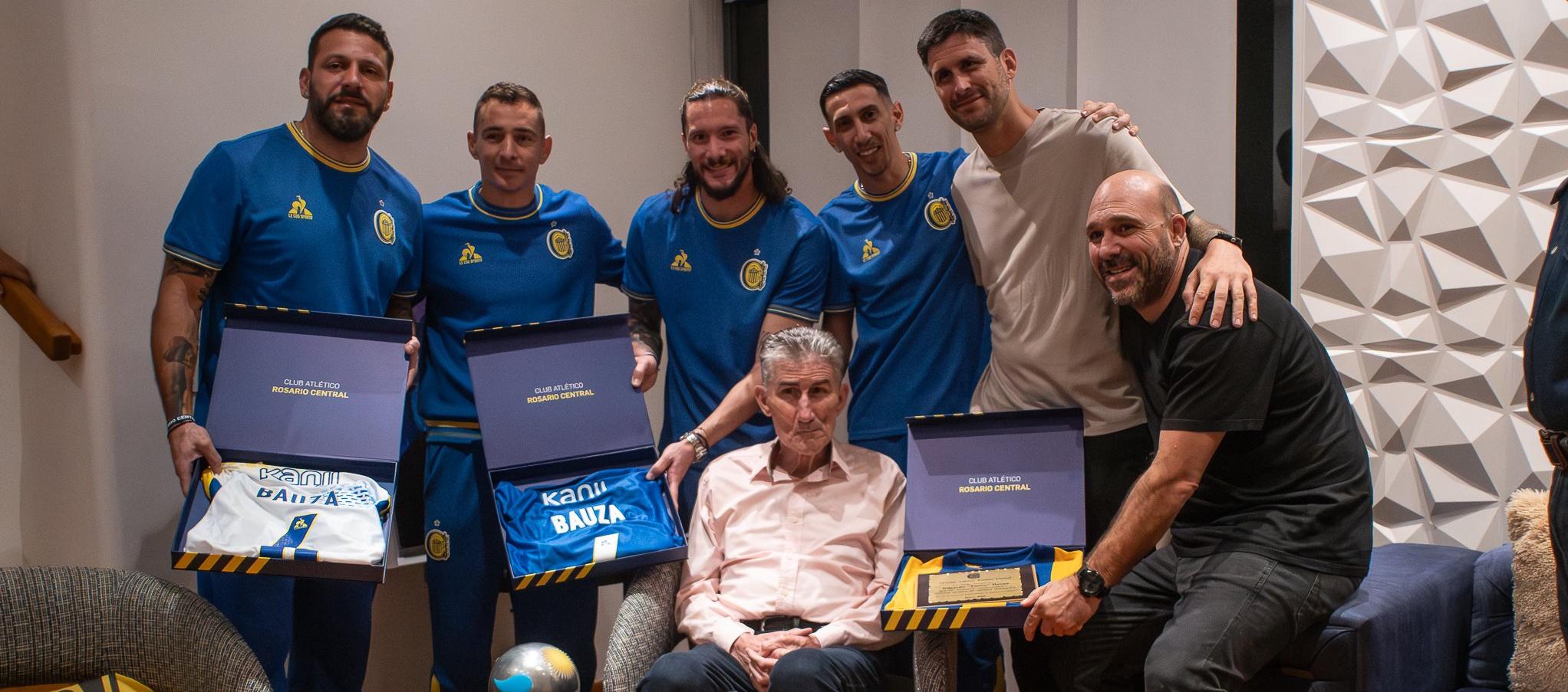 Parte del plantel de Rosario Central posa con el 'Patón' Bauza en su residencia.