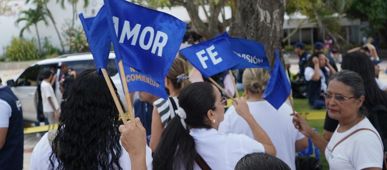 La comunidad religiosa hace plantón para evitar desalojo de 'Titos Bolos'. 