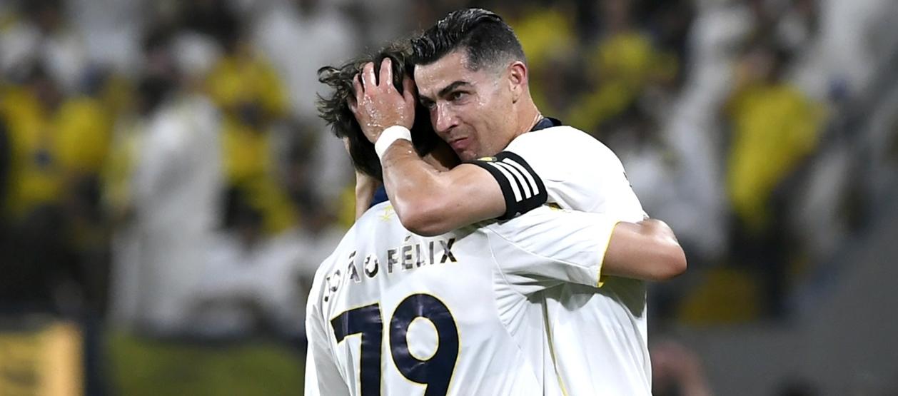 El portugués Cristiano Ronaldo celebra uno de sus goles con su compatriota Joao Félix.