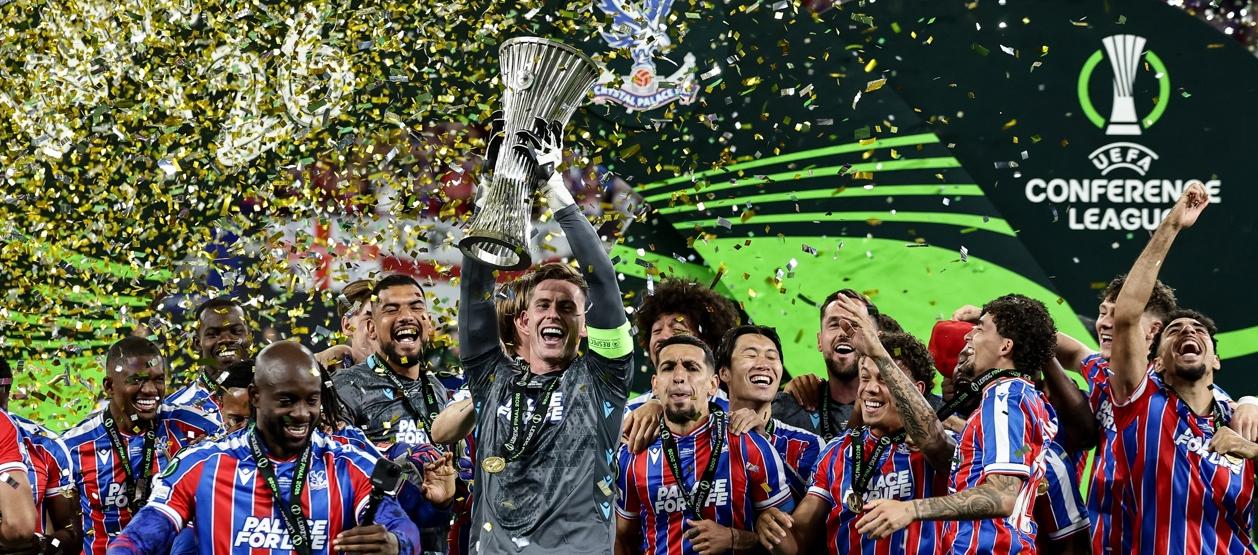 Jugadores del Crystal Palace celebran el título de la Liga Conferencia.