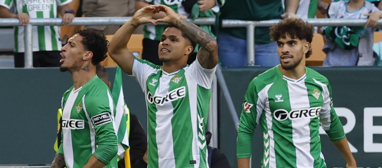 El colombiano 'Cucho' Hernández celebra tras abrir el marcador para el Betis. 