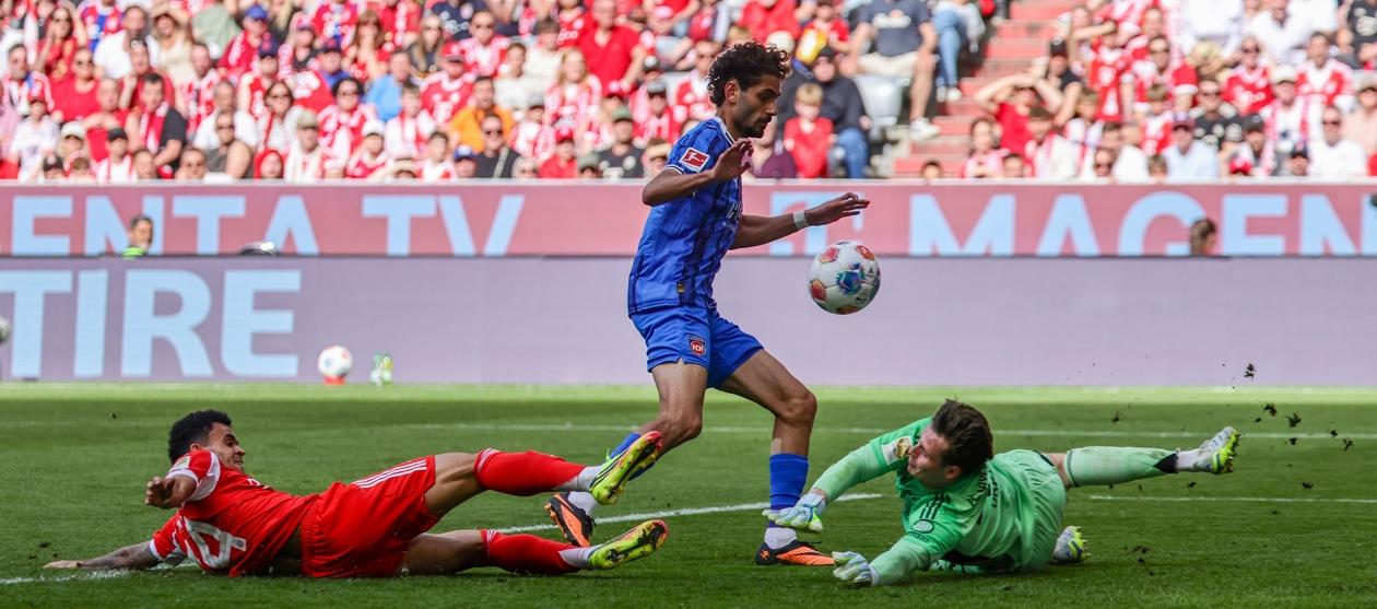 Luis Díaz intenta evitar el remate de Eren Dinkci ante el portero Jonas Urbig.