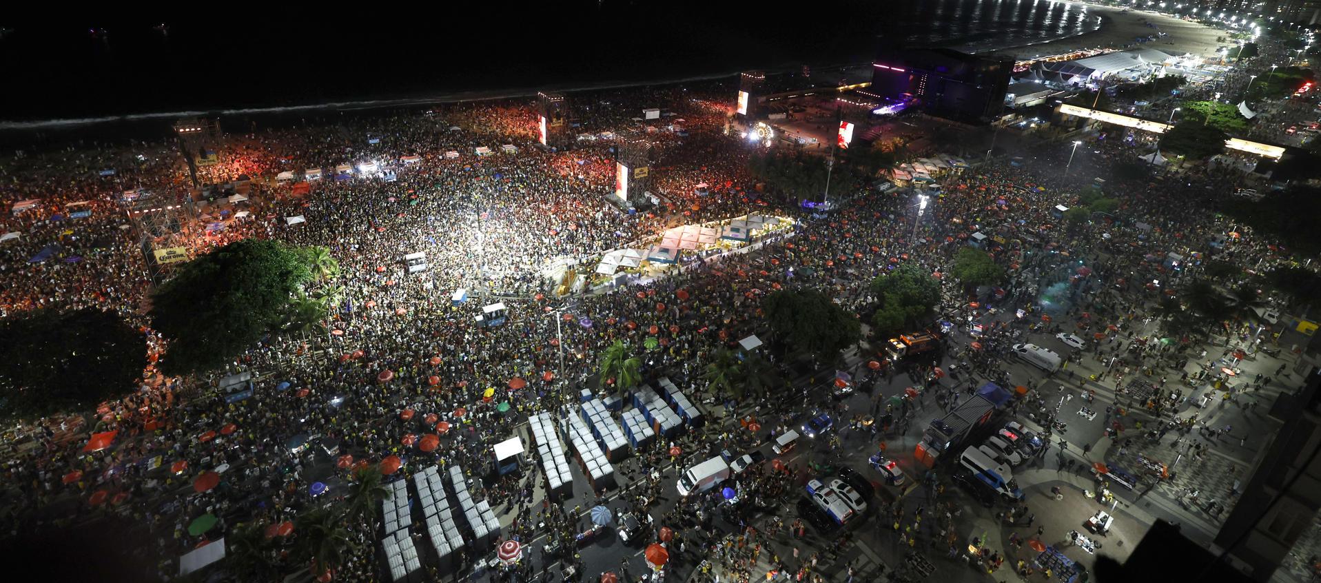 Personas asisten a la playa de Copacabana este sábado. 