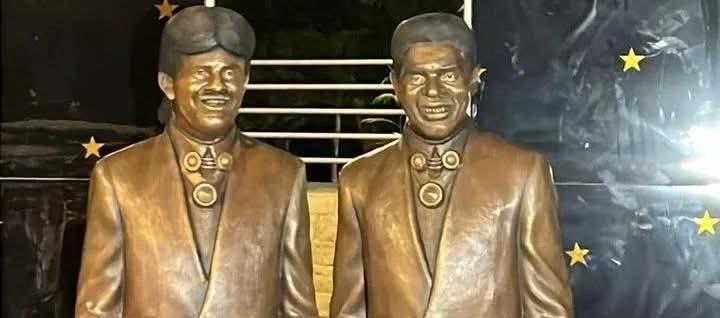 Esculturas en homenaje a Rafael Orozco e Israel Romero. 