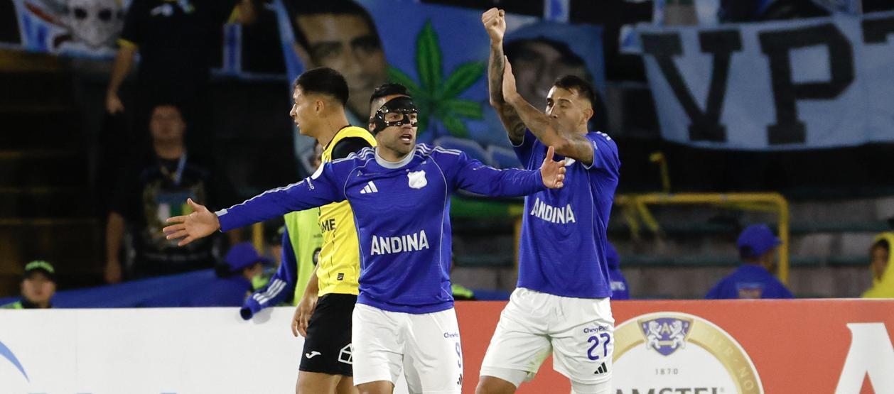 Falcao García y Rodrigo Contreras reclaman una pena máxima al árbitro.
