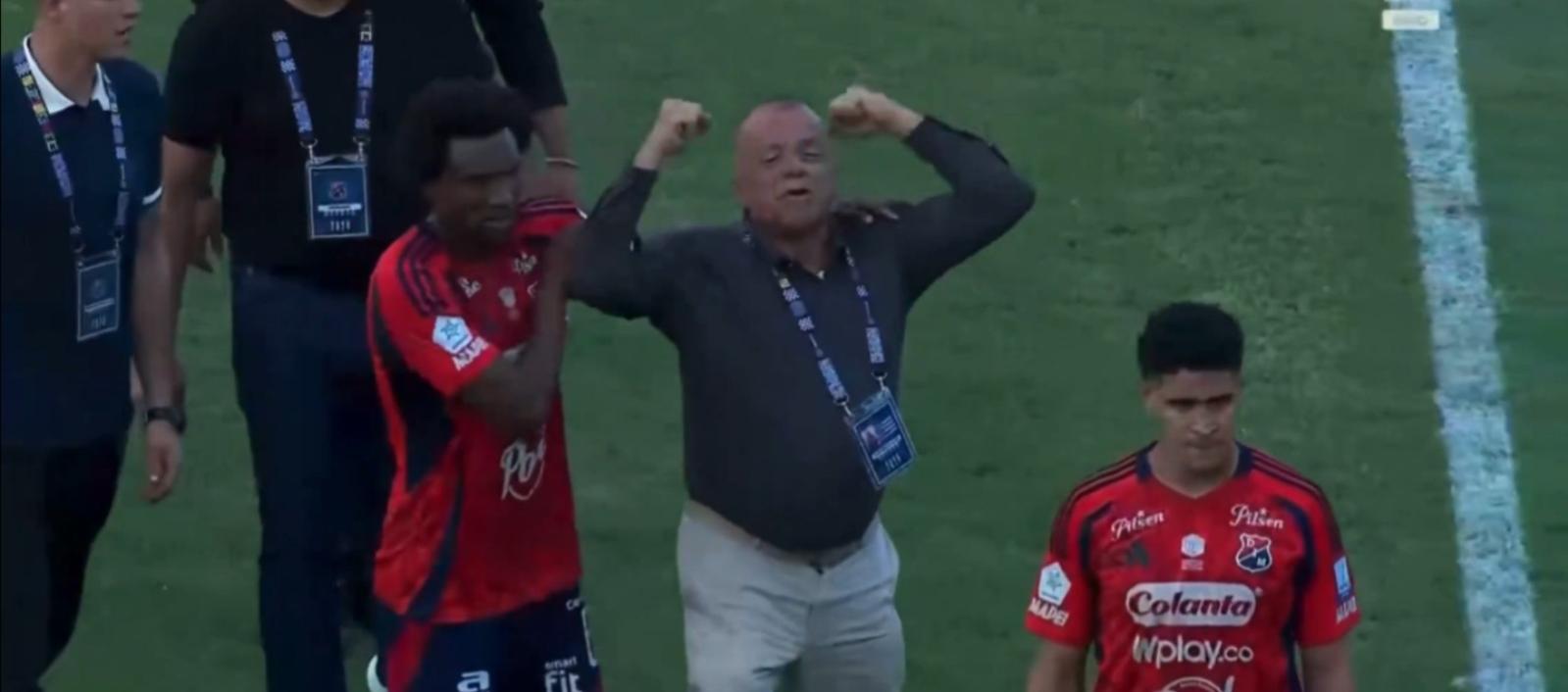José Raúl Giraldo cuando salía de la cancha junto a Didier Moreno y Daniel Cataño. 