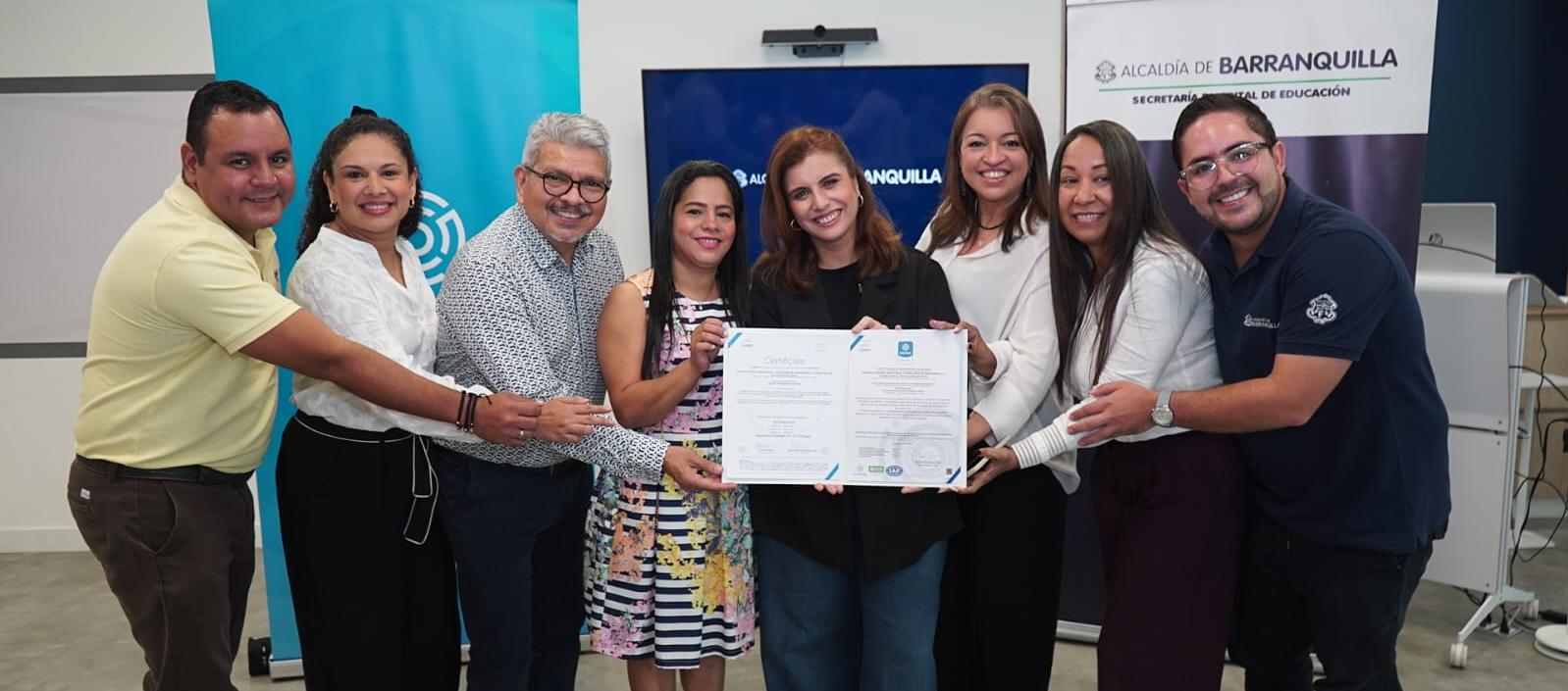 Funcionarios de la Secretaría de Educación durante la certificación. 