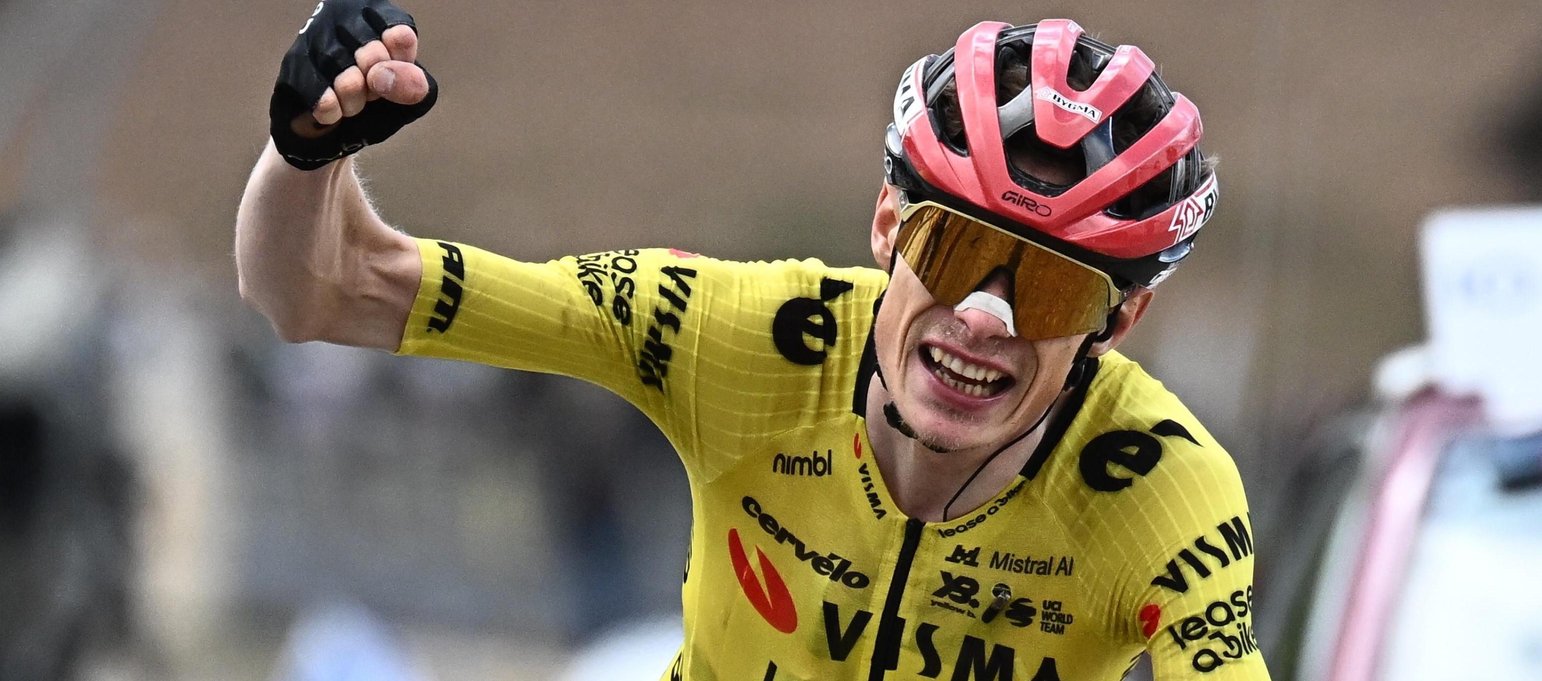 El gesto triunfal de Jonas Vingegaard tras ganar la séptima etapa del Giro de Italia. 