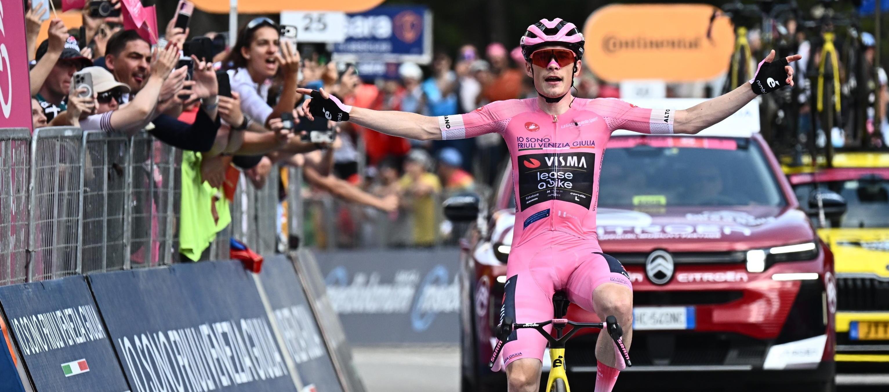 El danés Jonas Vingegaard cruza la meta como ganador de la decimosexta etapa del Giro de Italia.