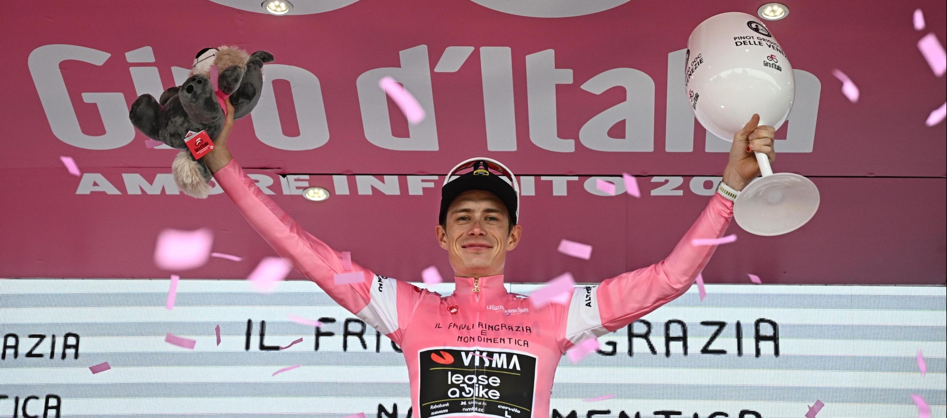 Jonas Vingegaard enel podio tras ganar la vigésima etapa del Giro de Italia. 