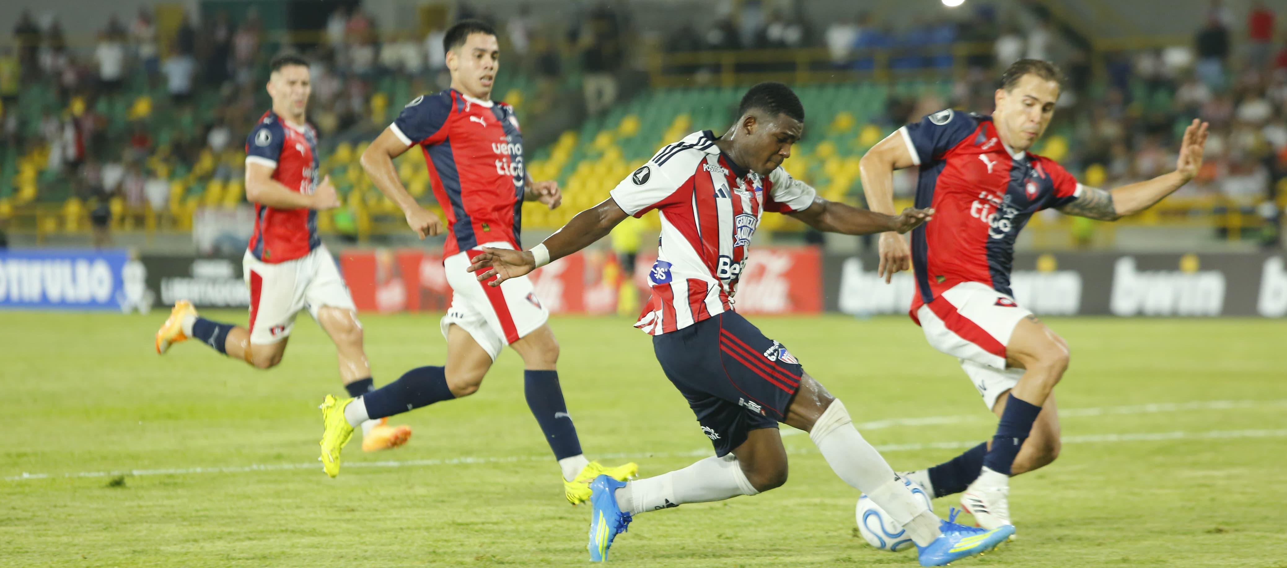 Joel Canchimbo fue el jugador más punzante de Junior contra Cerro Porteño.