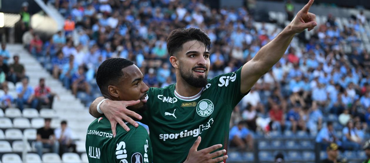 El argentino José Manuel López celebra el primer gol de Palmeiras con su compañero Allan.