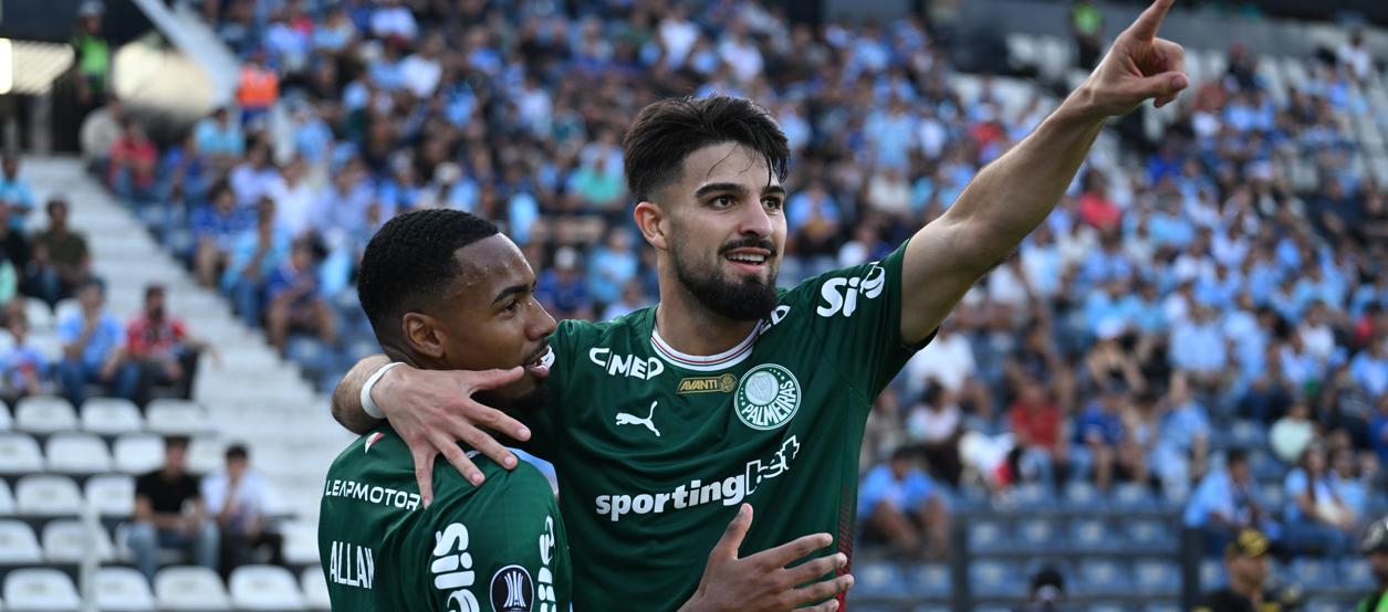 El argentino José Manuel López celebra el primer gol de Palmeiras con su compañero Allan.