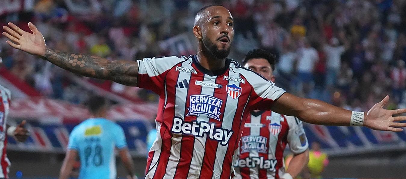 Lucas Monzón en la celebración de su primer gol con Junior. 
