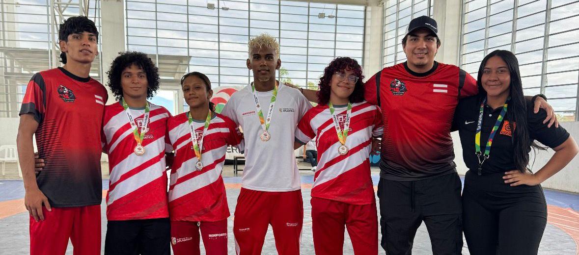 Delegación de lucha olímpica del Atlántico en el Campeonato Nacional de Neiva.