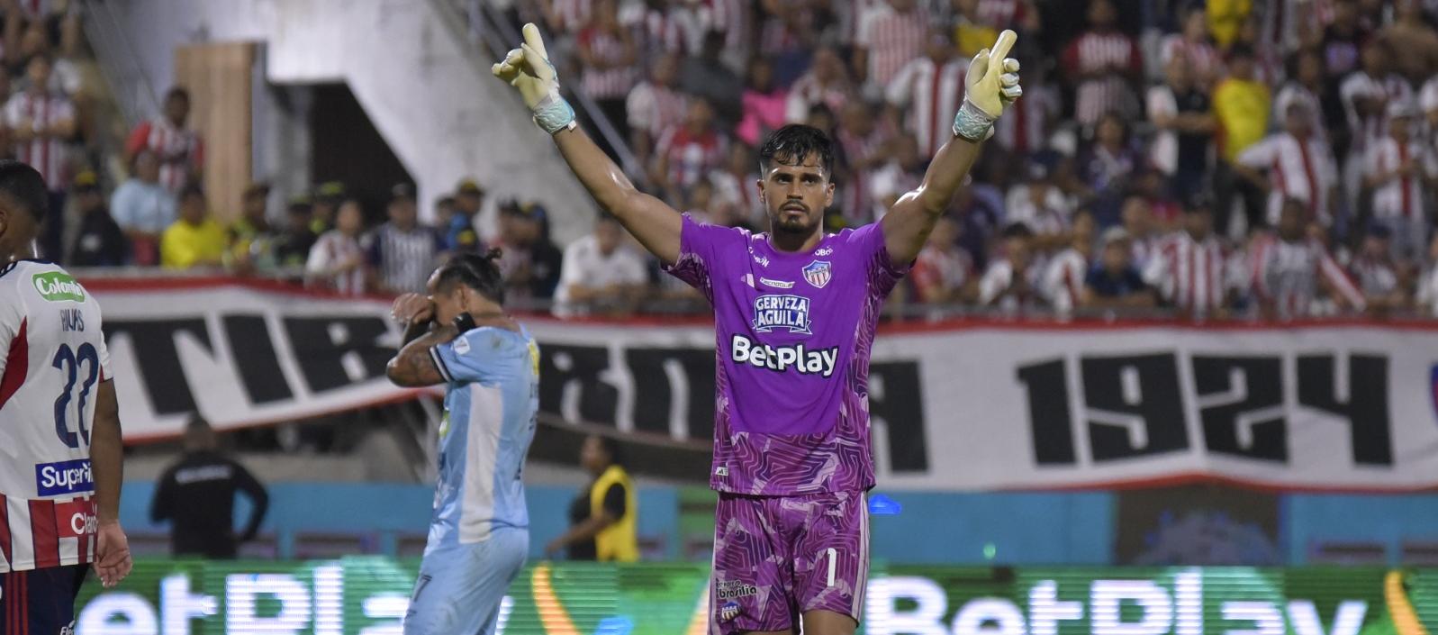 Mauro Silveira, el héroe de la noche al atajarle un penalti sobre el final a Dayro Moreno.