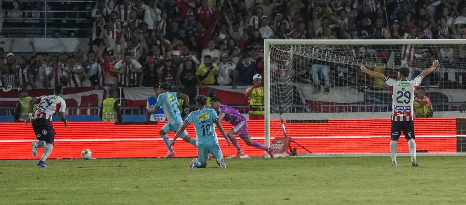 Mauro Silveira le atajó el penalti a Dayro Moreno y también el rebote al delantero del Once Caldas.