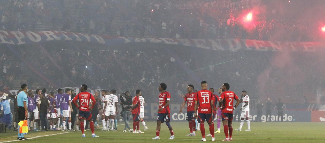Los desmanes en el Atanasio Girardot en el partido DIM vs. Flamengo.