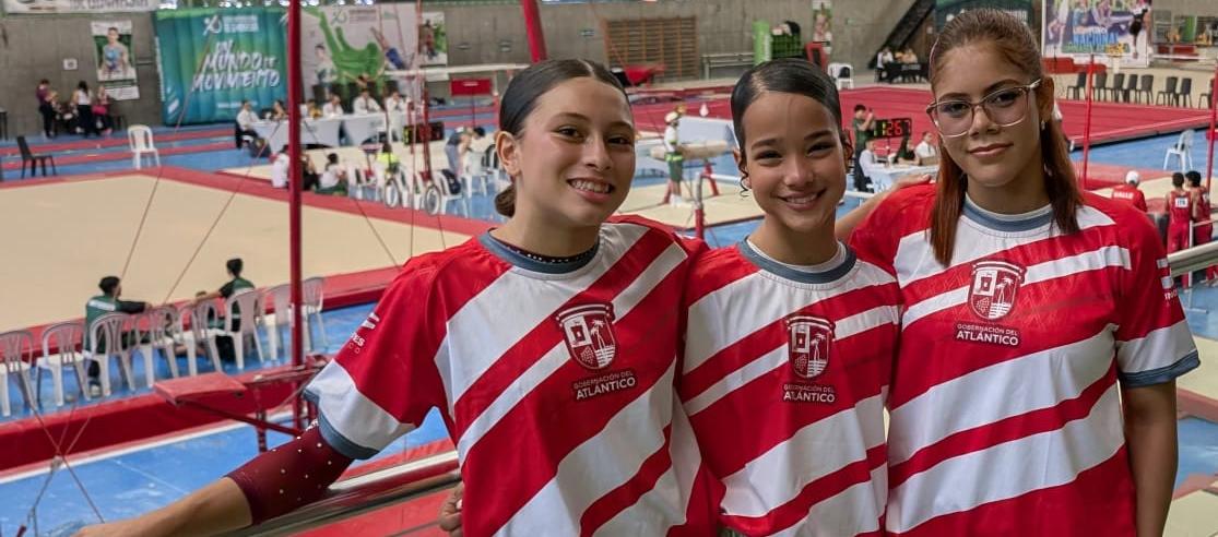 Mia Mazzillo, Abbie Sevilla y Angie Miranda, gimnastas del Atlántico. 