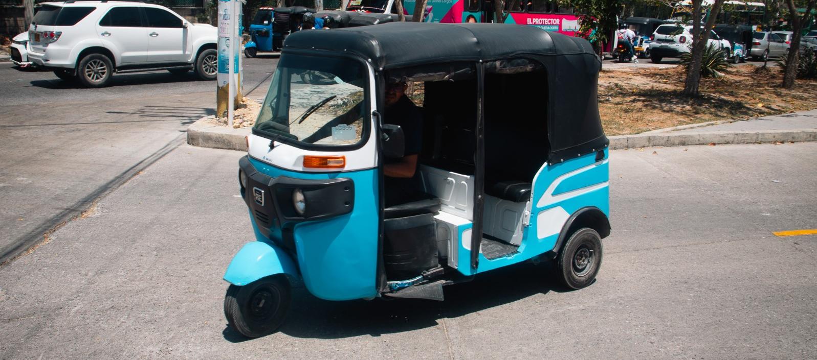Un motocarro circula en Soledad. 