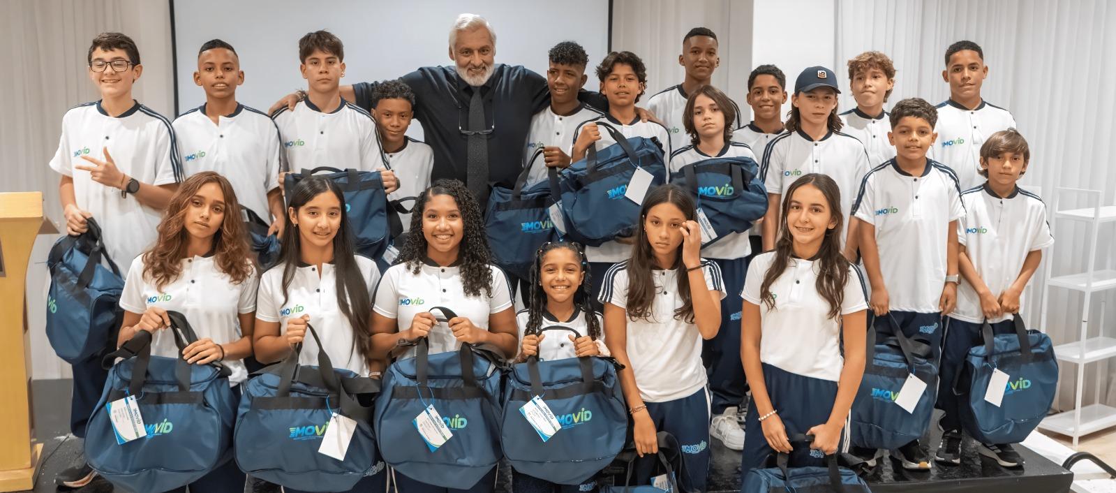 Grupo de jóvenes patrocinados por Movid.