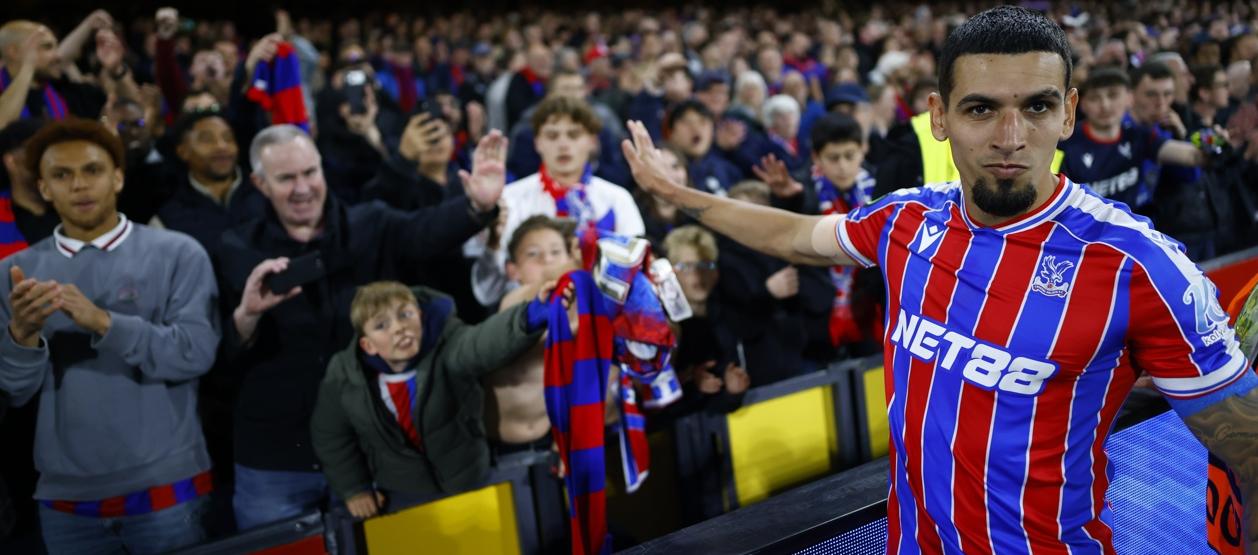 El colombiano Daniel Muñoz celebra con la afición del Crystal Palace. 