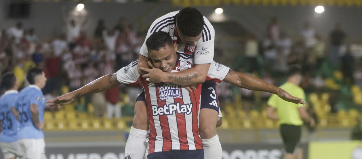 Luis Muriel, autor de dos goles, celebra el primero con Edwin Herrera.