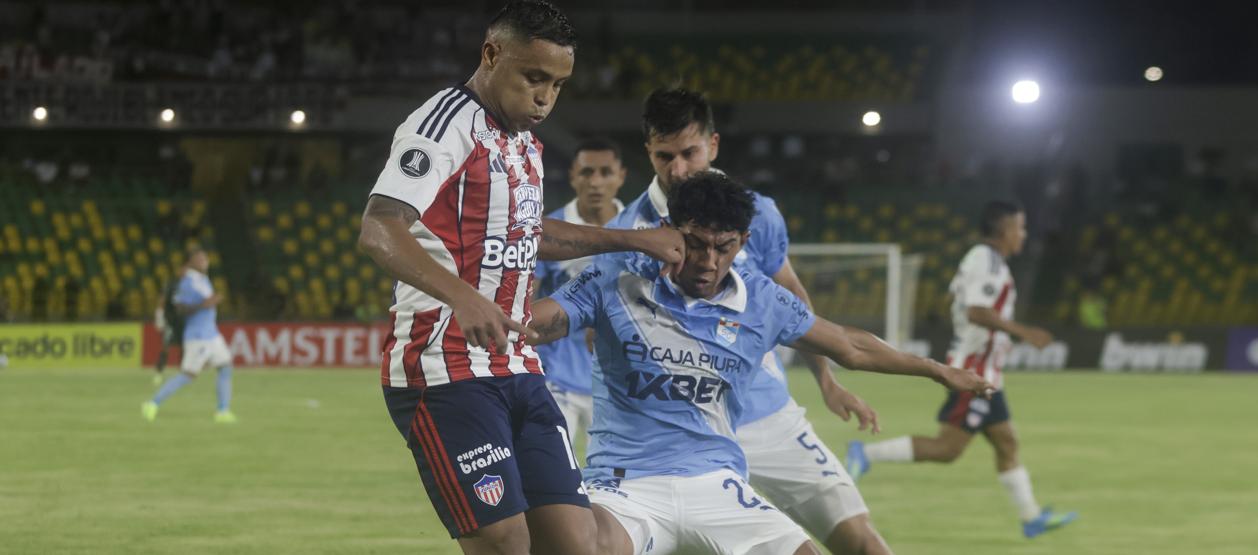 Luis Muriel, autor de un doblete ante Sporting Cristal, domina la pelota ante la marca de Maxloren Castro.