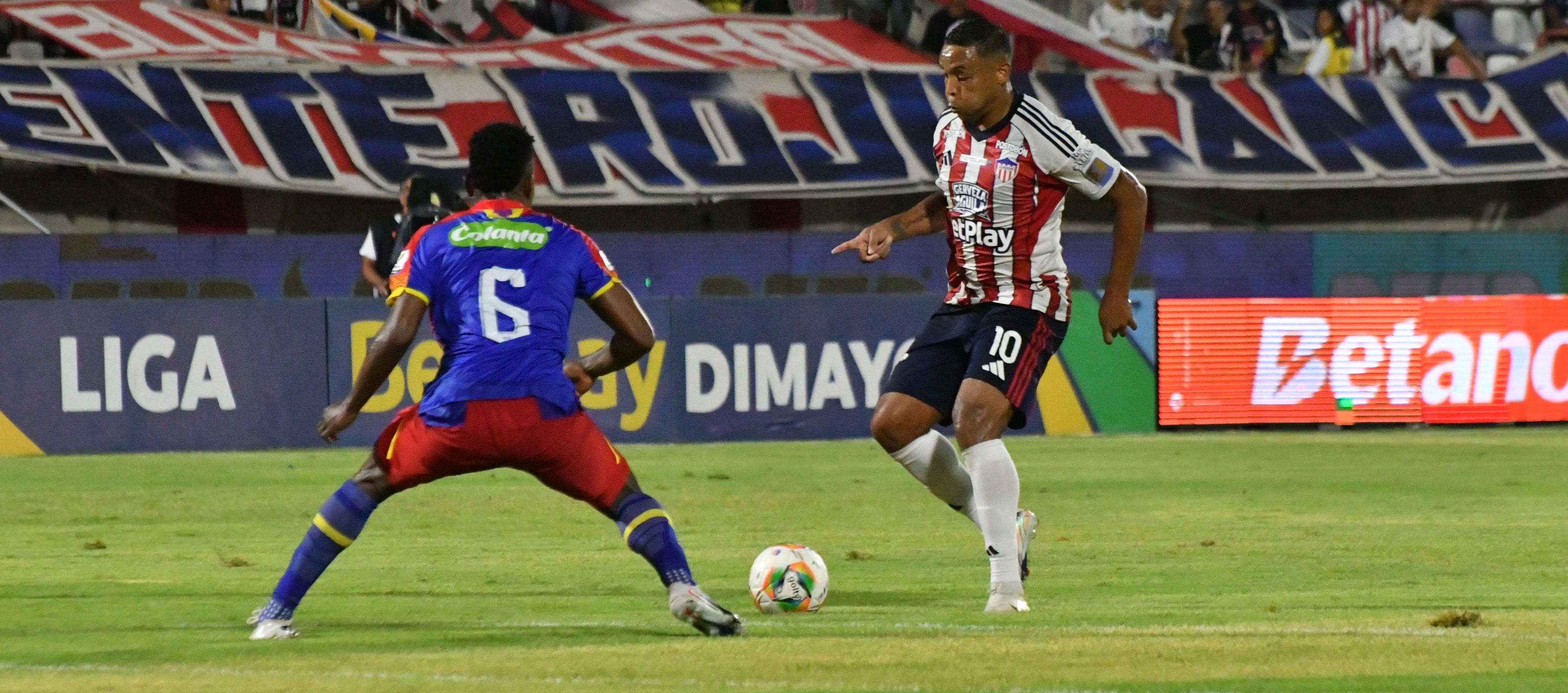 Luis Muriel, autor de un doblete, encara a Johan Caicedo.