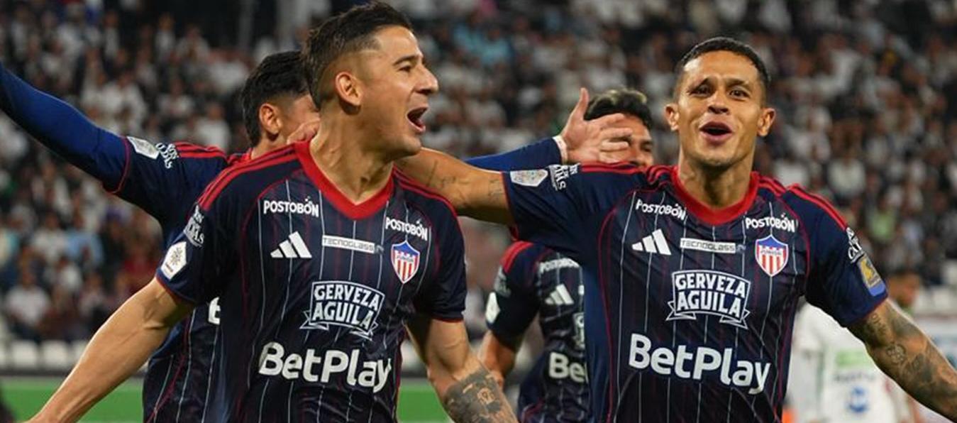 Guillermo Paiva y Juan David Ríos celebran el gol de Junior en Manizales. 
