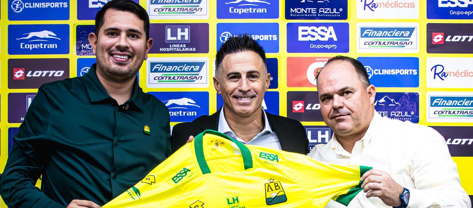 Pablo Peirano durante su presentación como nuevo técnico del Bucaramanga.