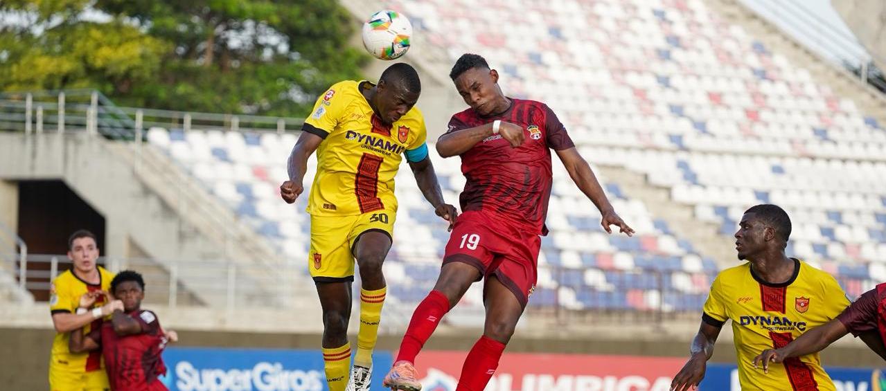 Cristian Peñate conecta de cabeza para marcar el primer gol del Barranquilla FC.