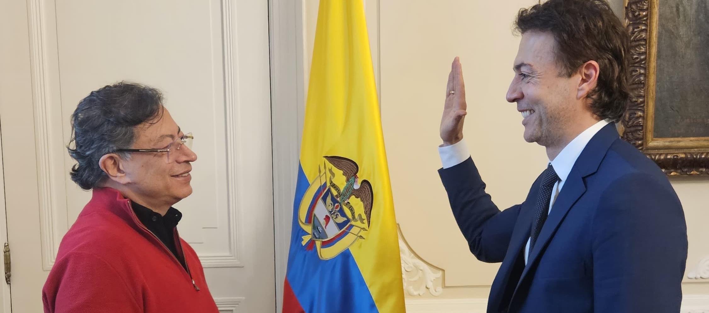 Momento del nombramiento de Daniel Quintero como Superintendente de Salud.