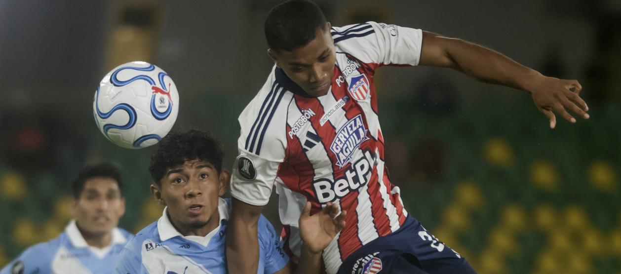Jesús Rivas disputa la pelota con Maxloren Castro, de Sporting Cristal. 