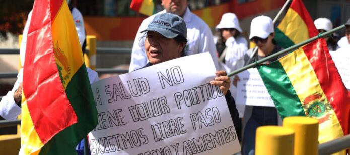 Trabajadores de la salud marcharon por "falta de garantías" y pidieron la renuncia del presidente de Bolivia Rodrigo Paz.