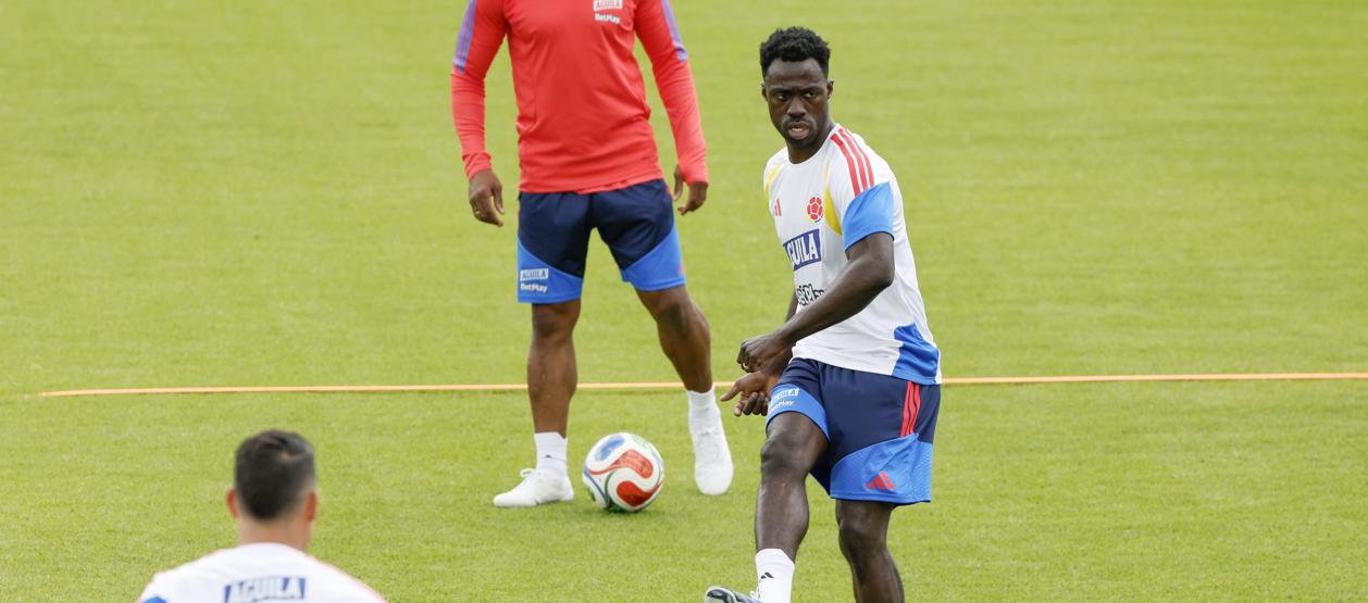 Dávinson Sánchez durante una práctica de la Selección Colombia en Bogotá. 