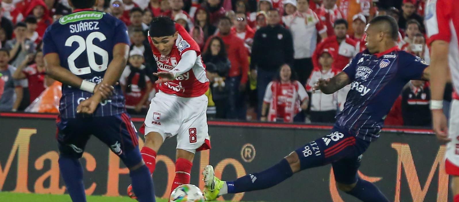 Remate de Omar Fernández Frasica al arco del Junior. 