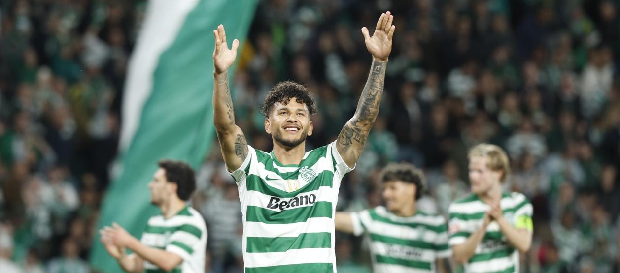 Luis Suárez celebra tras marcar el segundo gol del Sporting.
