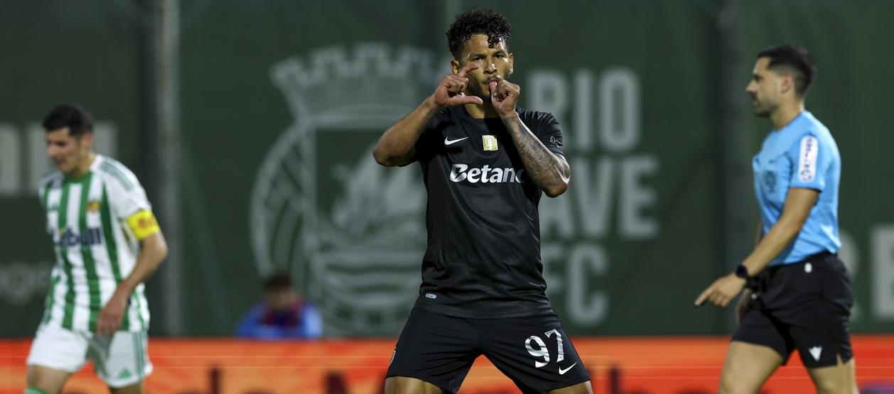 El colombiano Luis Suárez festeja tras marcar de penalti ante Rio Ave. 