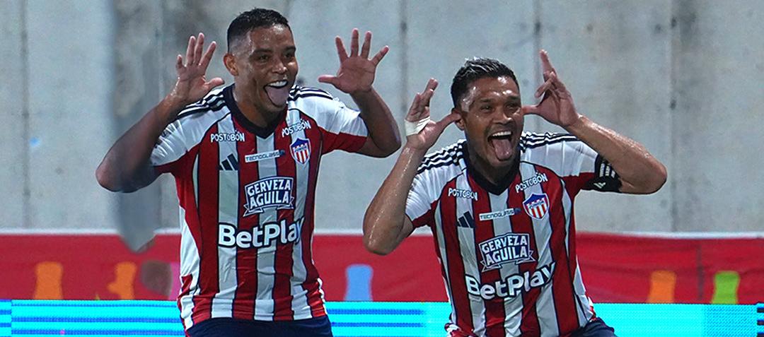 Luis Muriel y Teófilo Gutiérrez celebran el cuarto gol de Junioor ante el Pasto.