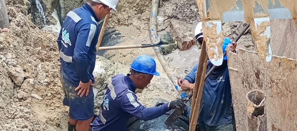 Operarios de Triple A en trabajos de mantenimiento. 