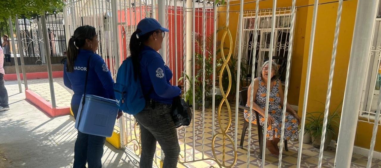 Las vacunadoras están debidamente uniformadas e identificadas.