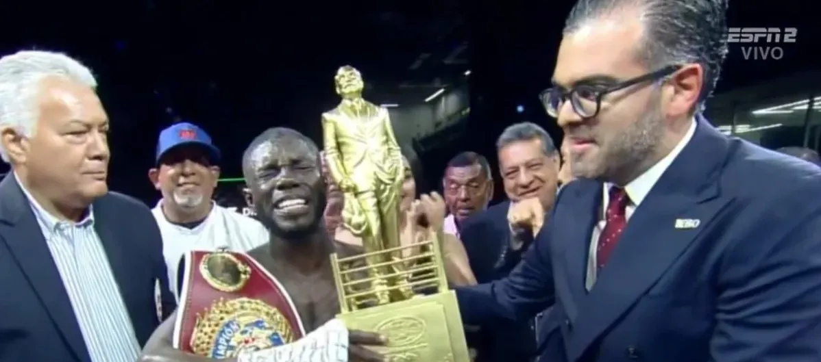 Yuberjen Martínez con el cinturón tras ganarle por nocaut al panameño Ángel Bethancourt.