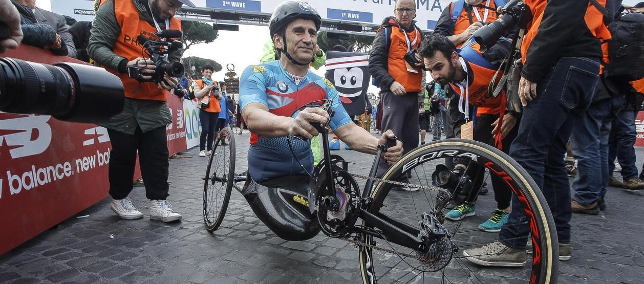 Alex Zanardi a bordo de su bicicleta de manos. 